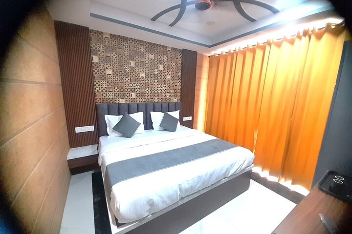 Room 11 of 32