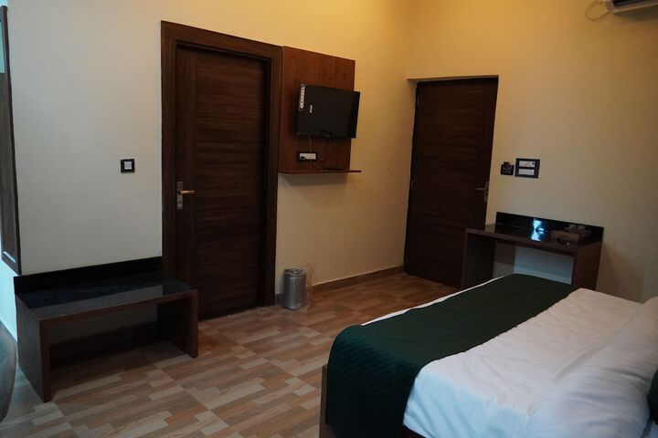 Room 6 of 13