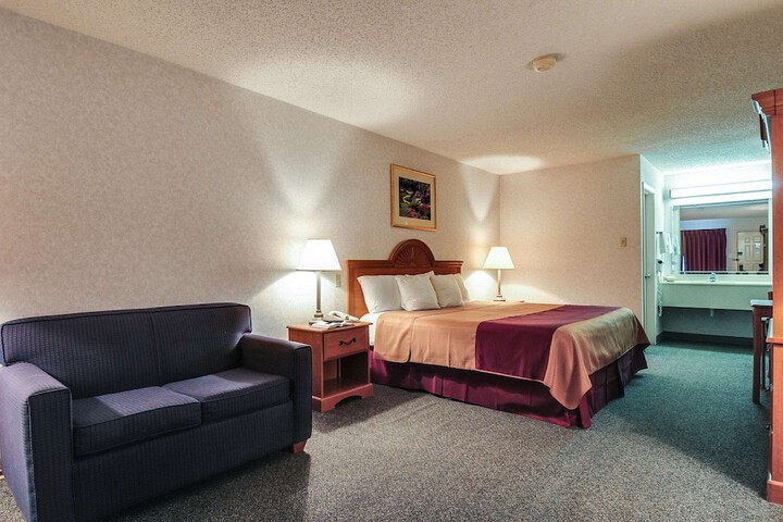 Deluxe King Bed (5 of 7)