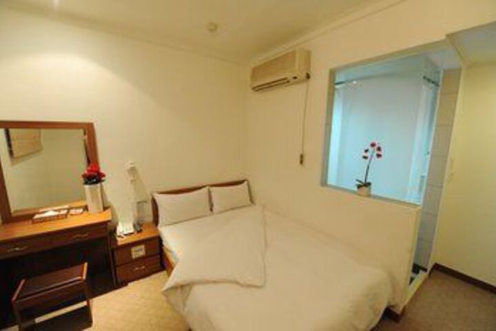 Room 13 of 42
