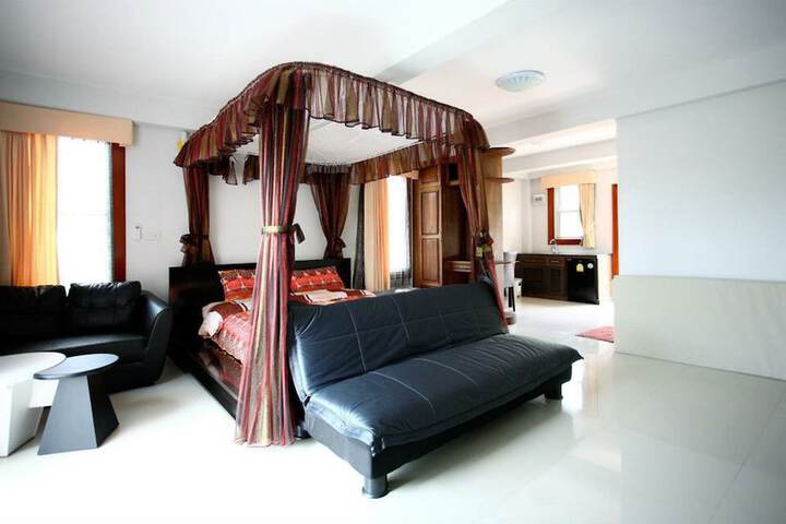 Room 5 of 12