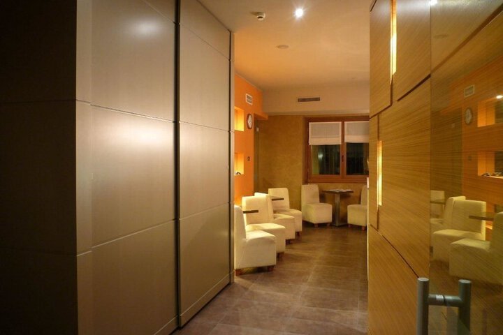 Ballroom/Hall 38 of 52