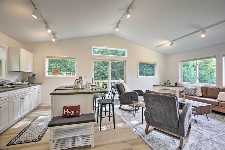 Airy & Bright Hideaway Near Smugglers Notch!