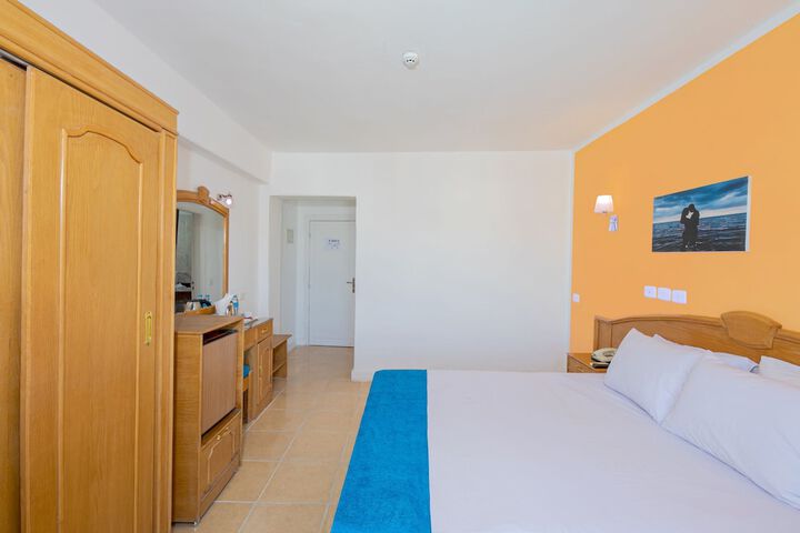 Room 9 of 37