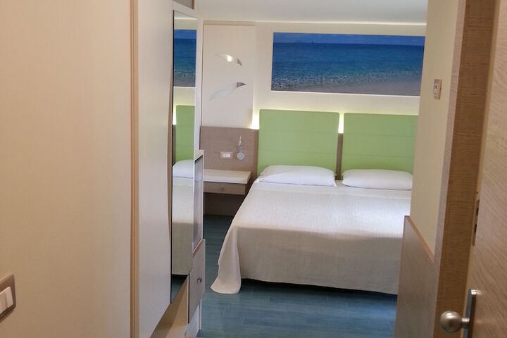 Room 3 of 90