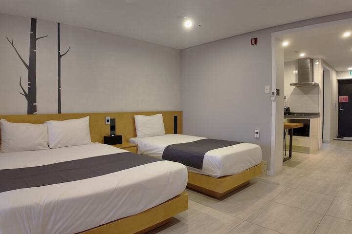 Room 3 of 96
