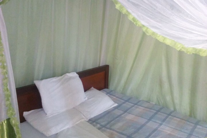 Room 4 of 8