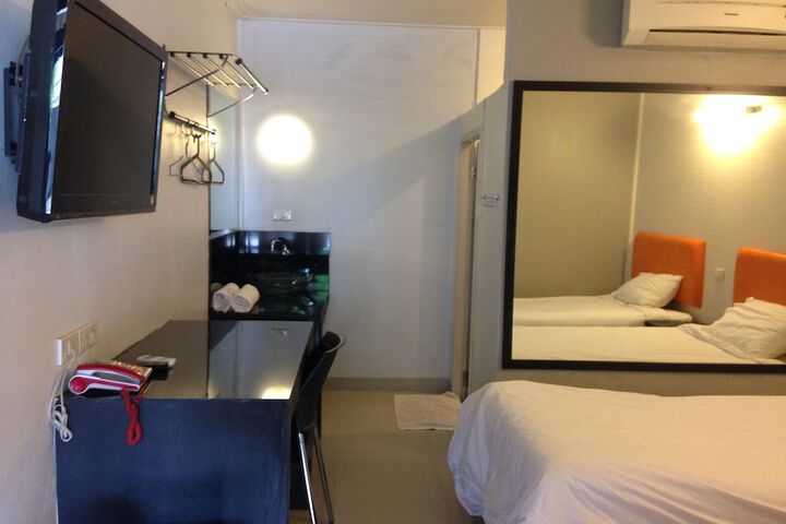 Room 4 of 11