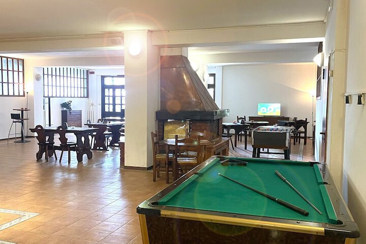 Lounge 16 of 28
