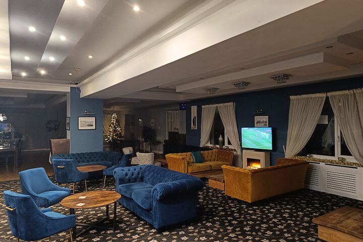 Lounge 27 of 36