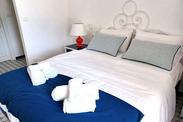 Room 32 of 246
