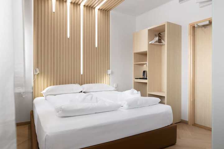 Room 6 of 75