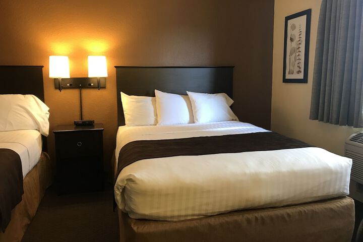 1 Queen Bed (11 of 14)