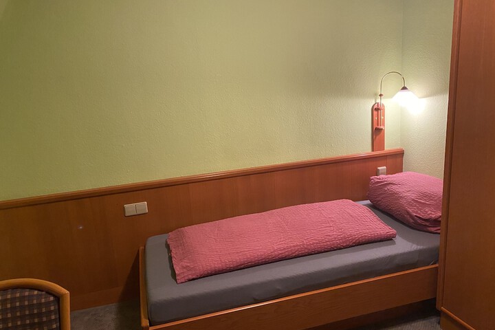 Room 13 of 28