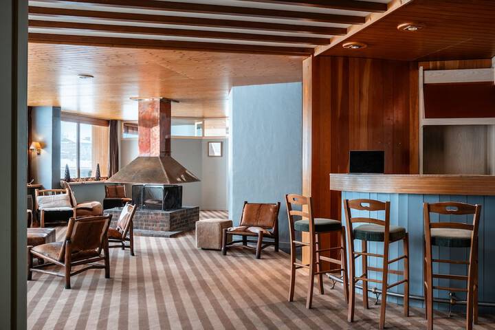 Lounge 46 of 54