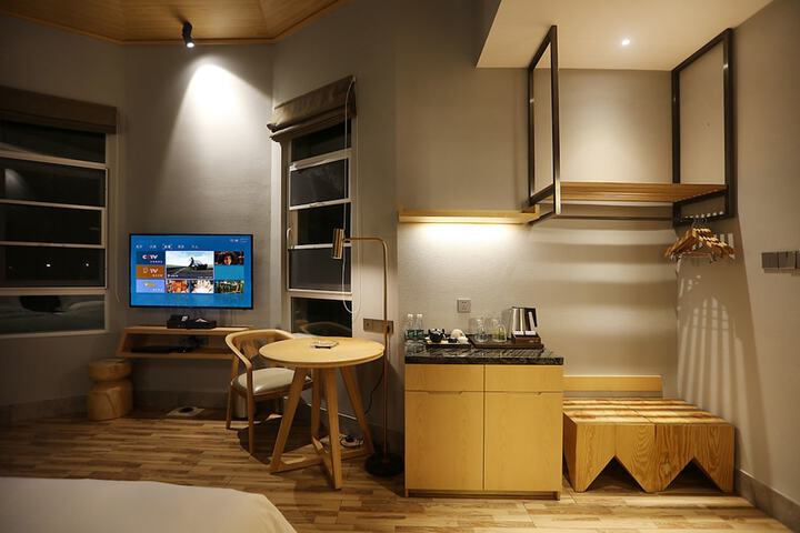 Room 9 of 16