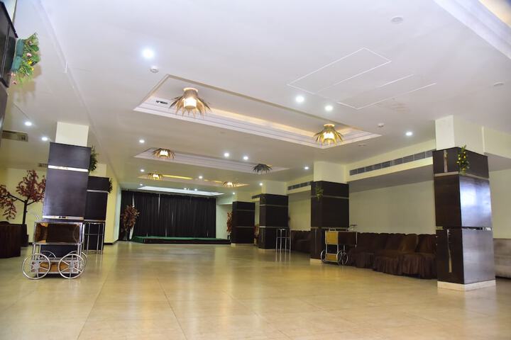 Ballroom/Hall 39 of 50
