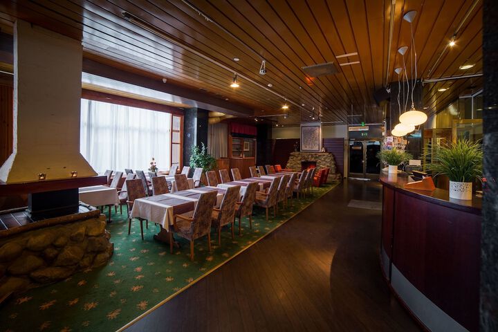 Lobby lounge