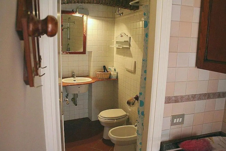 Room 5 of 10