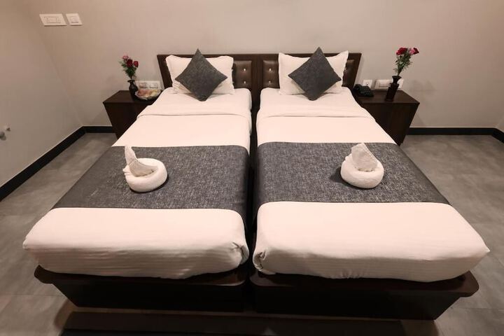Room 6 of 33