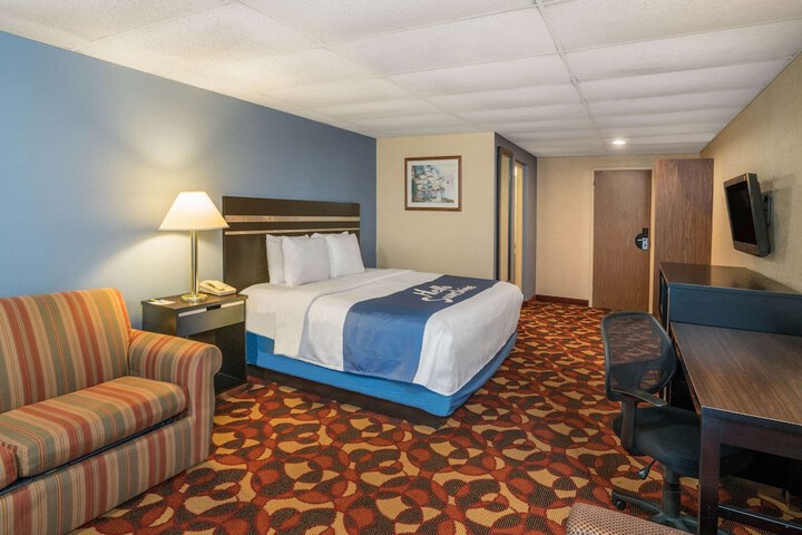 1 King Bed (3 of 14)