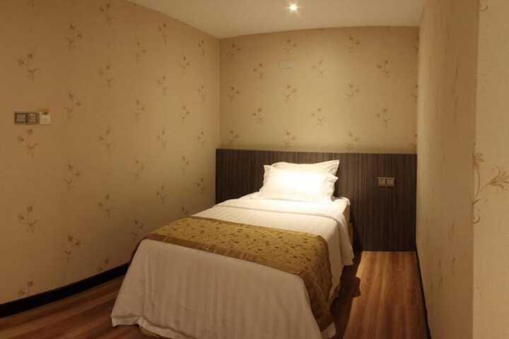 Room 6 of 45