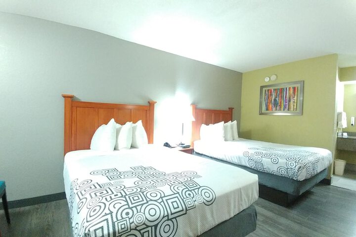 2 Double Beds - Wireless High Speed Internet Accessible Microwave and Refrigerator, Coffee (17 of 20)