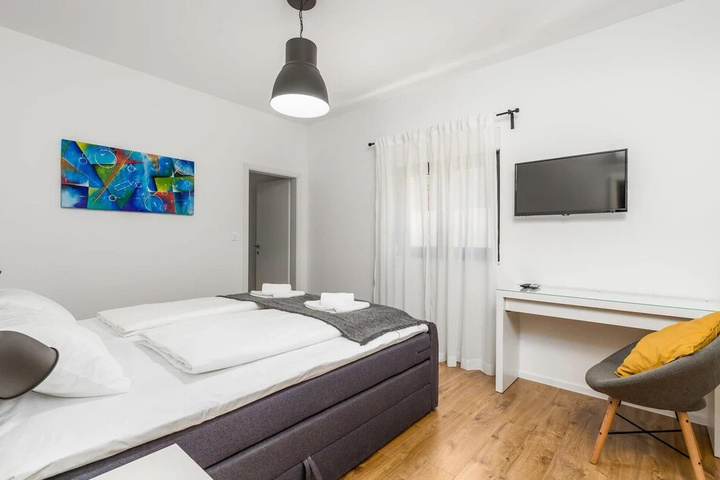 Room 5 of 19
