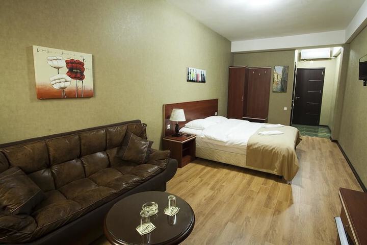 Room 8 of 33