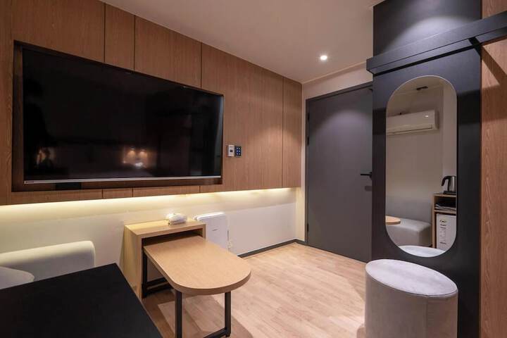 Room 13 of 31
