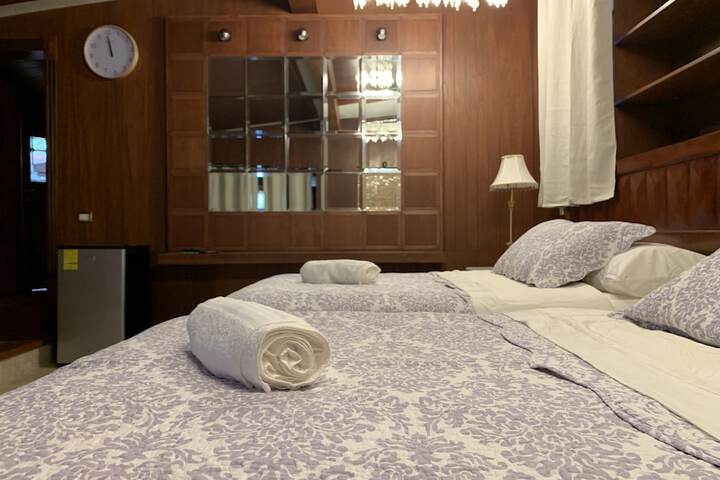 Room 28 of 230