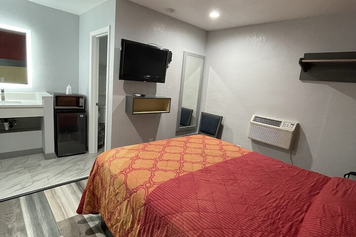 1 Queen Bed (2 of 12)