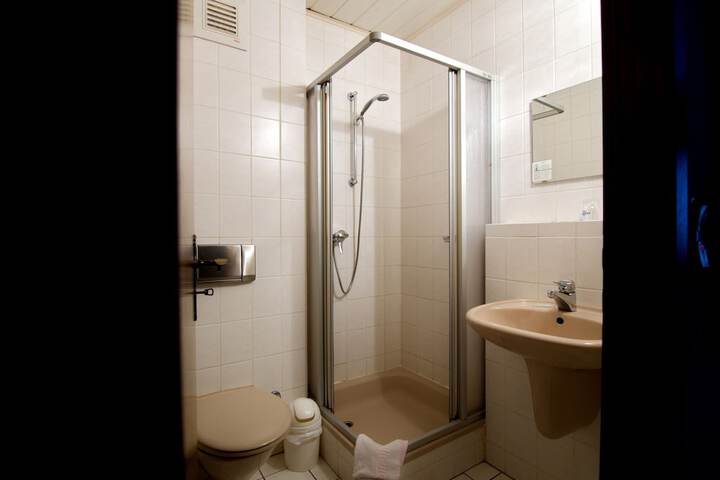 Room 16 of 29