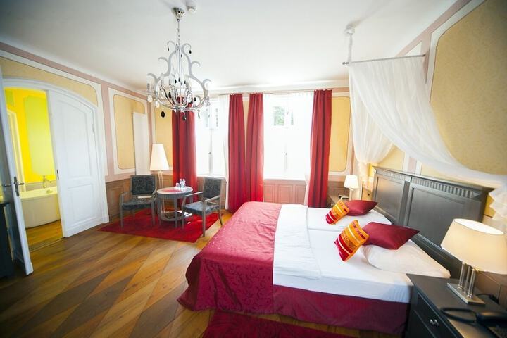 Room 5 of 7