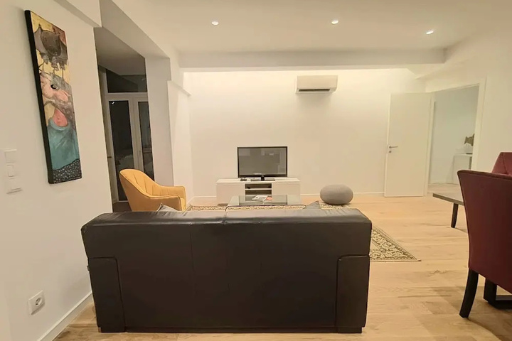 Room 4 of 10
