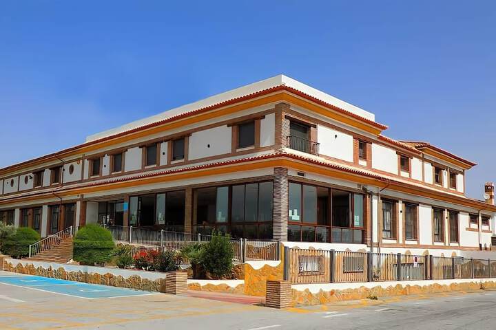 Exterior of Hotel Restaurante Dama de Baza