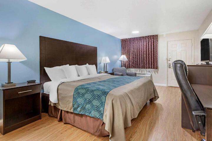 1 King Bed (2 of 16)