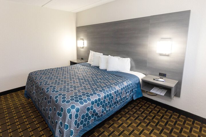 Deluxe King Bed (2 of 10)