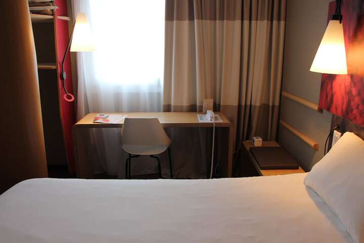Room 6 of 77