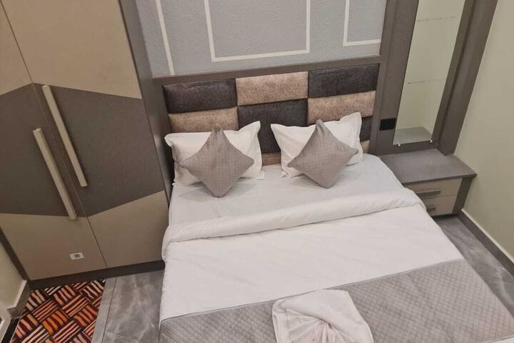Room 5 of 11