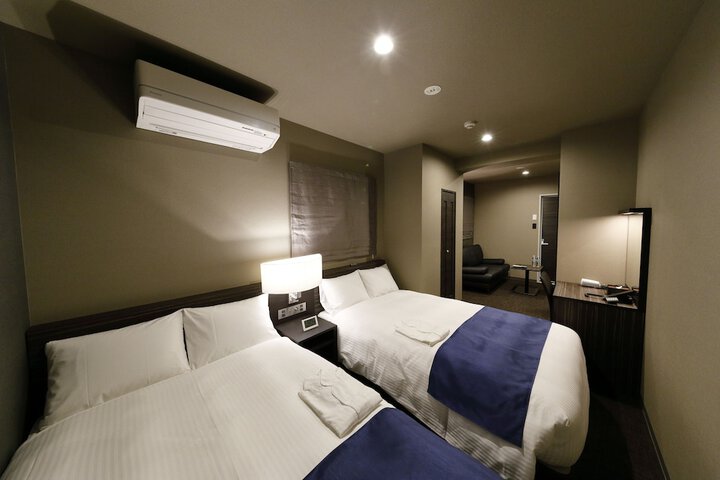 Room 11 of 103