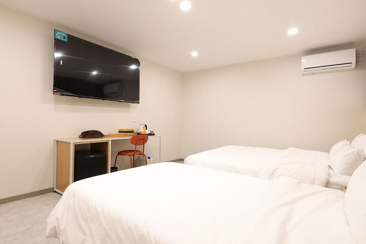 Room 27 of 62
