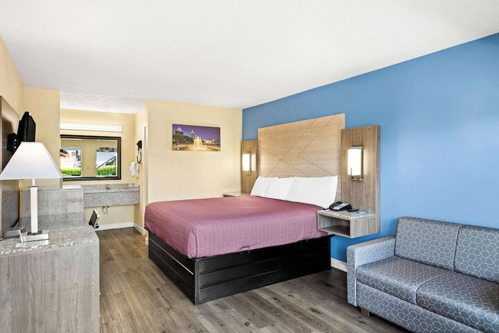 1 King Bed (14 of 18)