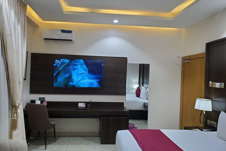 EXECUTIVE HOTELS AND SUITES