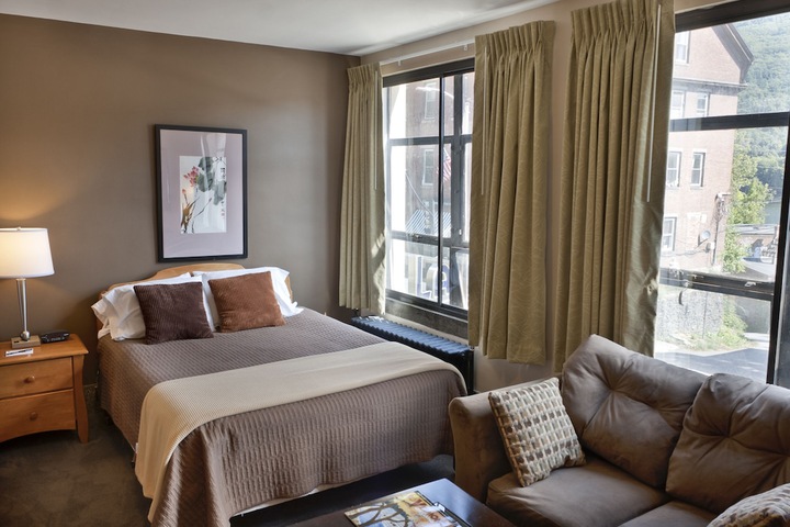 Interior Economy Queen Bed Pet Friendly (30 of 47)