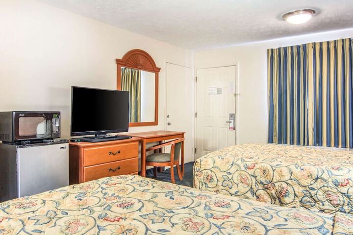 2 Double Beds (3 of 5)