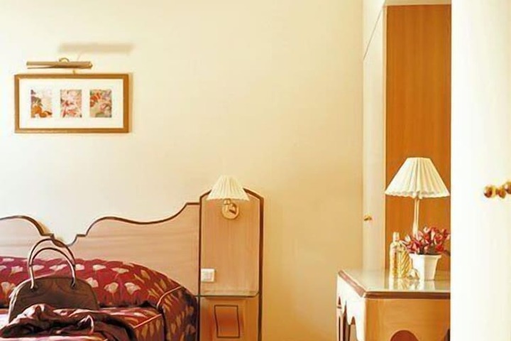 Room 6 of 38