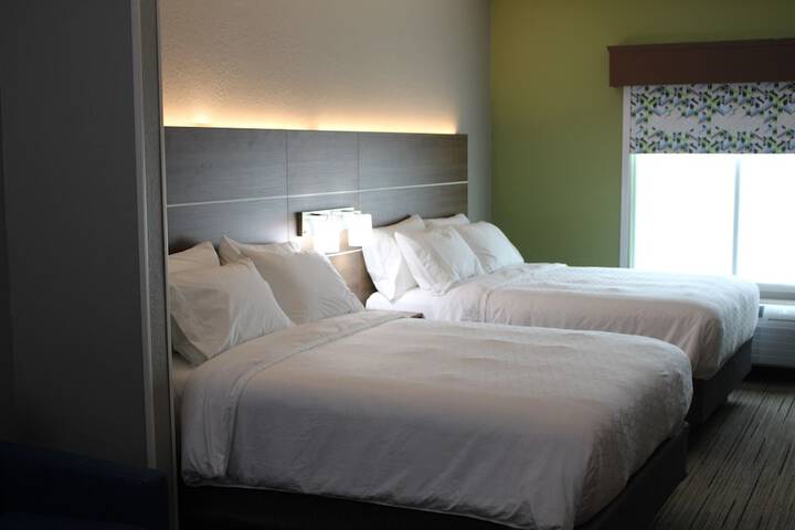 2 Queen Beds (7 of 12)