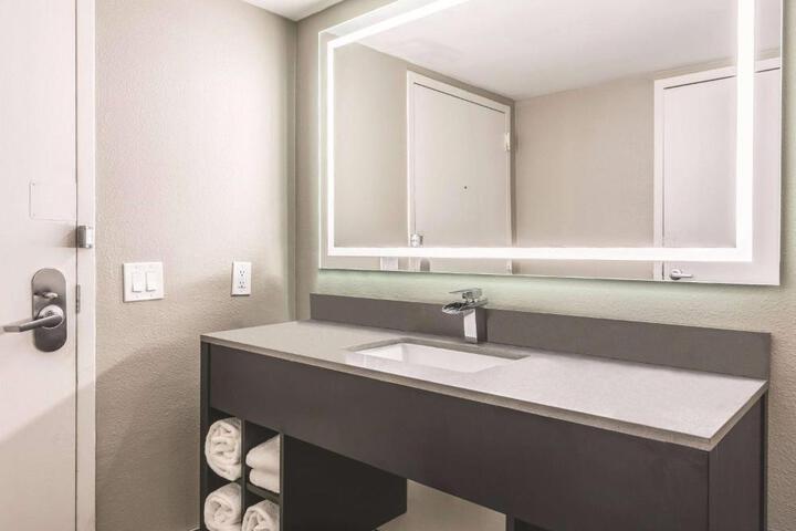 1 King Bed Mobility Hearing Impaired Accessible Room Bathtub with Grab Bars (5 of 20)