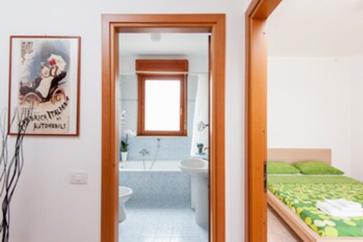 Room 33 of 40